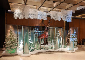 Une création au Fairmont Temps des fêtes avec des sapins enneigés et des rennes dans un hall.