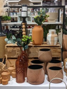 Marchandisage - Amandine D. - Une distribution de vases et de pots G Daoust sur une table.